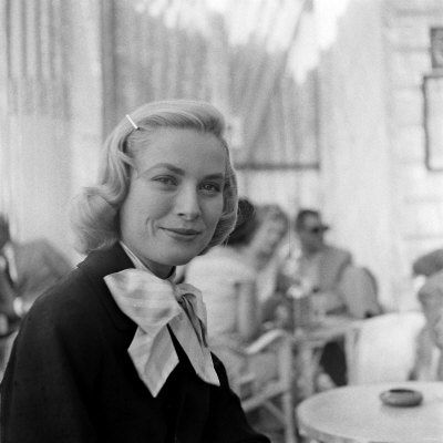 WA3708552_Grace_Kelly_During_Interview_with_Daily_Mirror_Reporter_Donald_Zec_at_the_1955_Cannes_Film_Festival_Affiches
