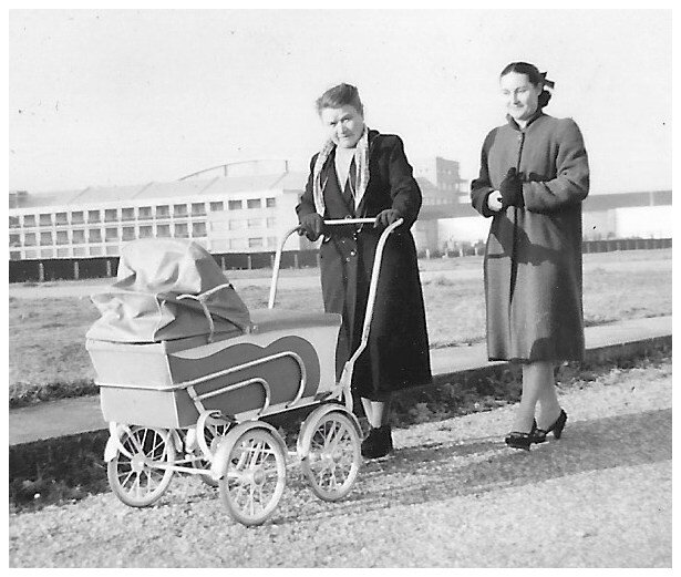 Blanche et belle fille 1956 janvier