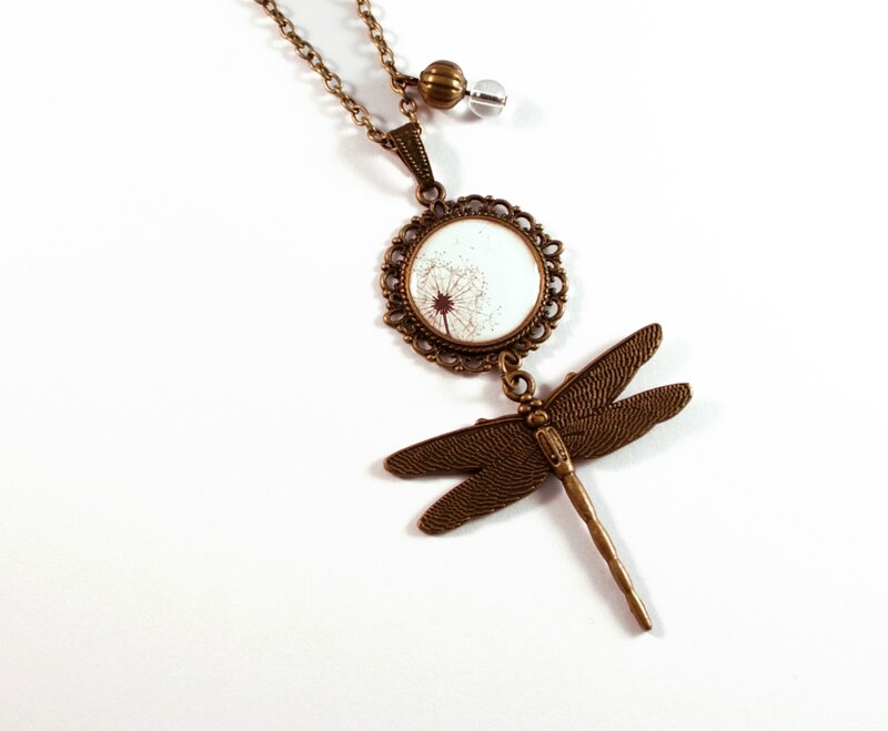 collier bronze libellule, perle et cabochon pissenlit blanc gros plan 1