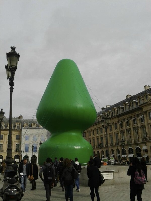 Paul-McCarthy-plug-anal-Place-Vendome (1)