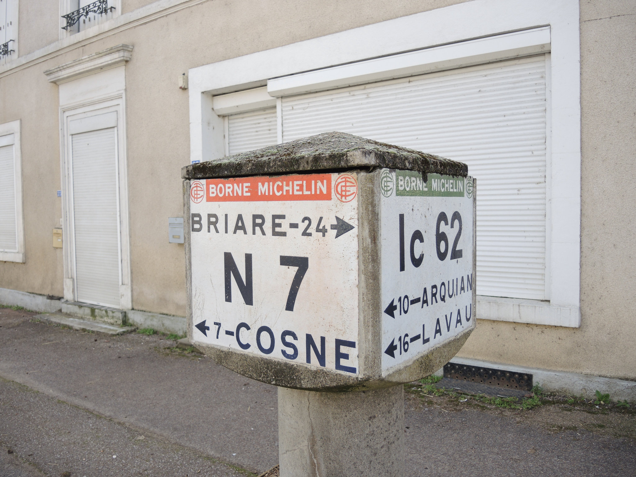 Myennes, ancienne borne Nationale 7 (58)