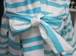 Ciré AGLAE en coton enduit blanc à rayures vagues turquoise fermé par un noeud dans le même tissu (3)