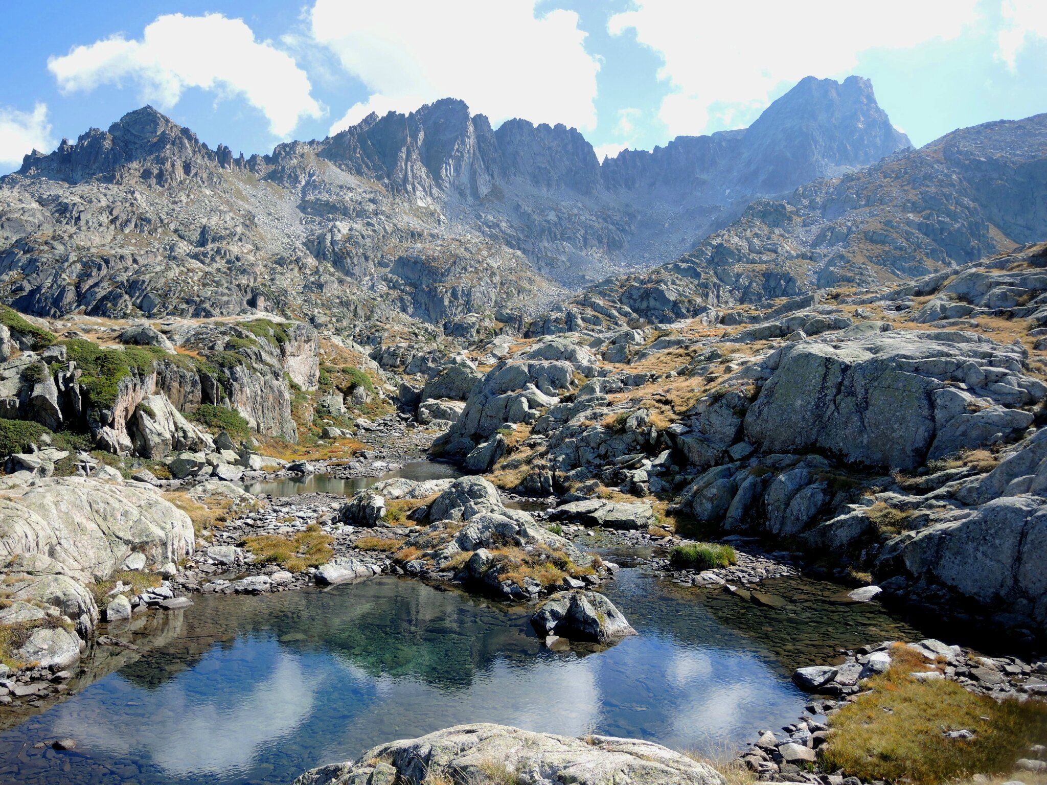 Parc naturel du Néouvielle, Sarrat de Lagues, mini lac, pic et crête
