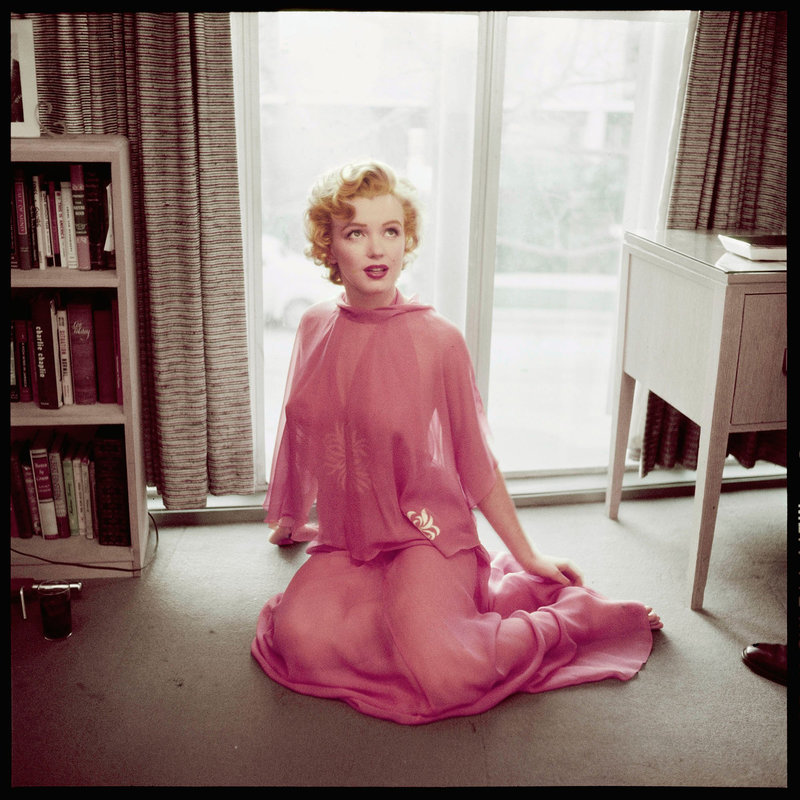 1952-01-Beverly_Carlton_hotel-day1-sit03-negligee_pink-by_halsman-010-1a