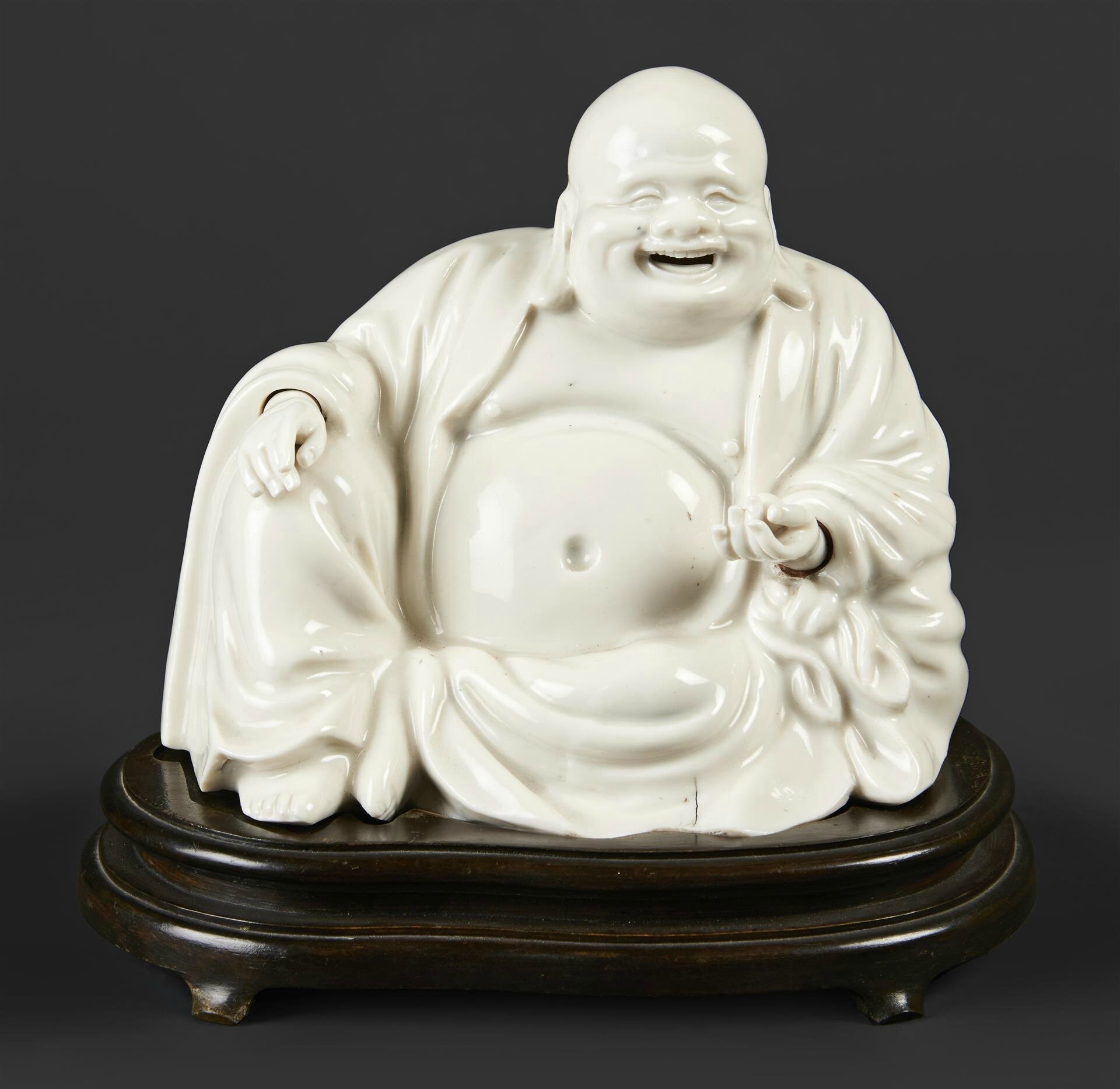 Statuette de Bouddha assis en blanc de Chine, tenant une pêche dans la main gauche, Période