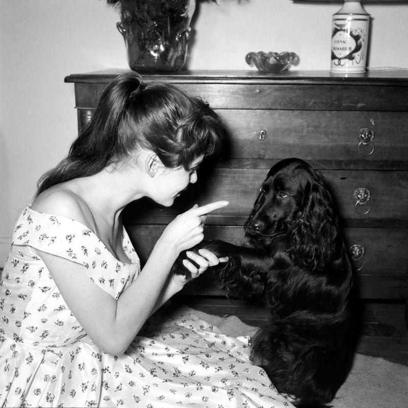 1955-chez_bb-par_gaston-robe_fleur-010-1