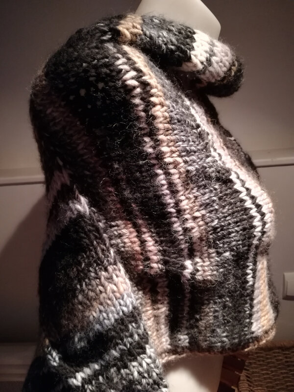 Poncho laine chinée noir marron beige profil