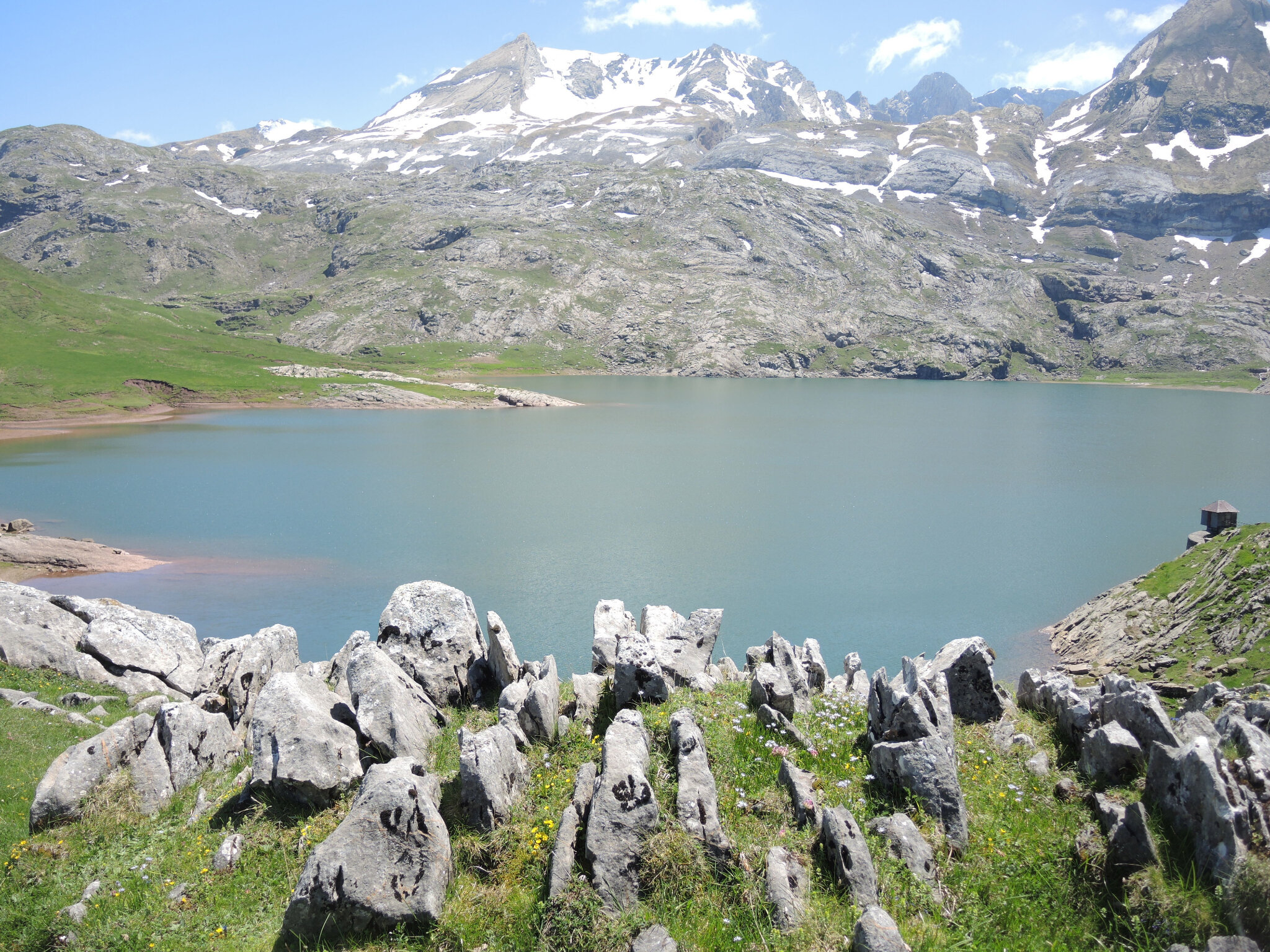 Lac d'Estaens, pierres et lac (Espagne)