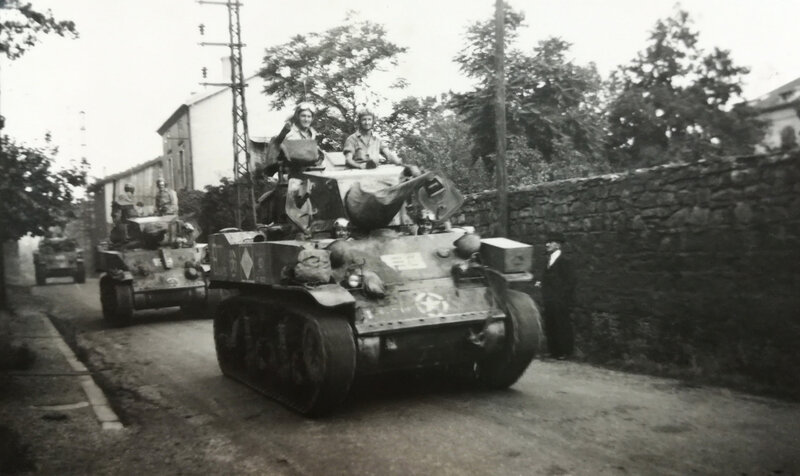 chars 1e DB, Saint-Chamond, sept 1944 (1)