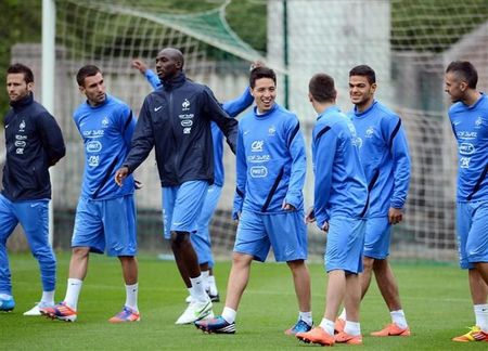 de_gauche_a_droite_cabaye_reveillere_diarra_nasri_ribery__de_dos__ben_arfa_et_menez_hier_a_l