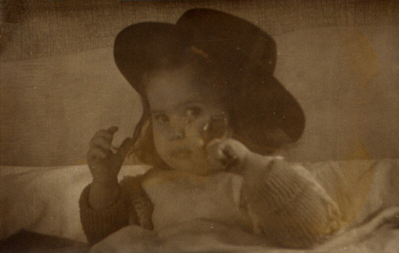 1947, photo culte avec montre et chapeau