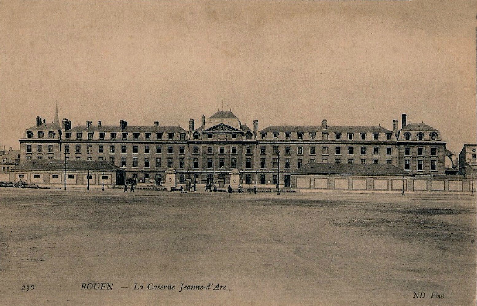 Rouen - caserne Jeanne d'Arc (carte postale coll. Verney-gandeguerre)