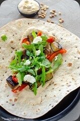 Wrap-aubergine-rotis-houmous-25