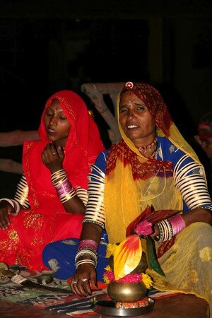 Women_in_traditional_dress