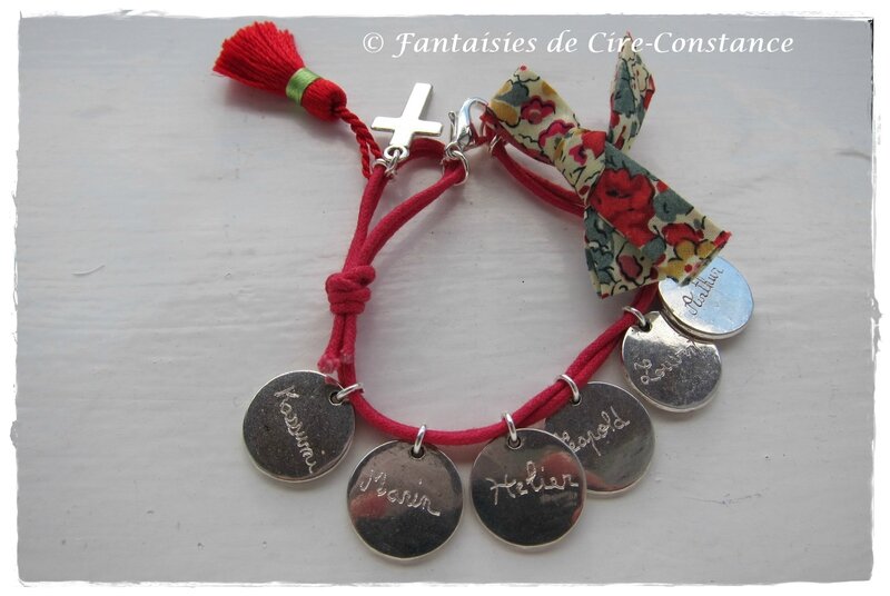 bracelet coton ciré rouge médailles métal gravées