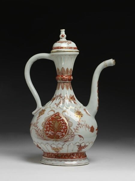 Porcelain ewer and lid, Qing dynasty, ca
