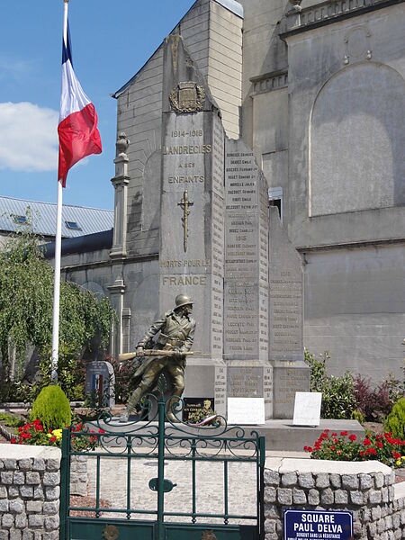 450px-Landrecies_(Nord,_Fr)_mon_aux_morts_Square_Paul_Delva