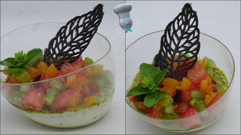 Panna cotta au pesto, salade de tomates multicolores, tuile à l'encre de seiche