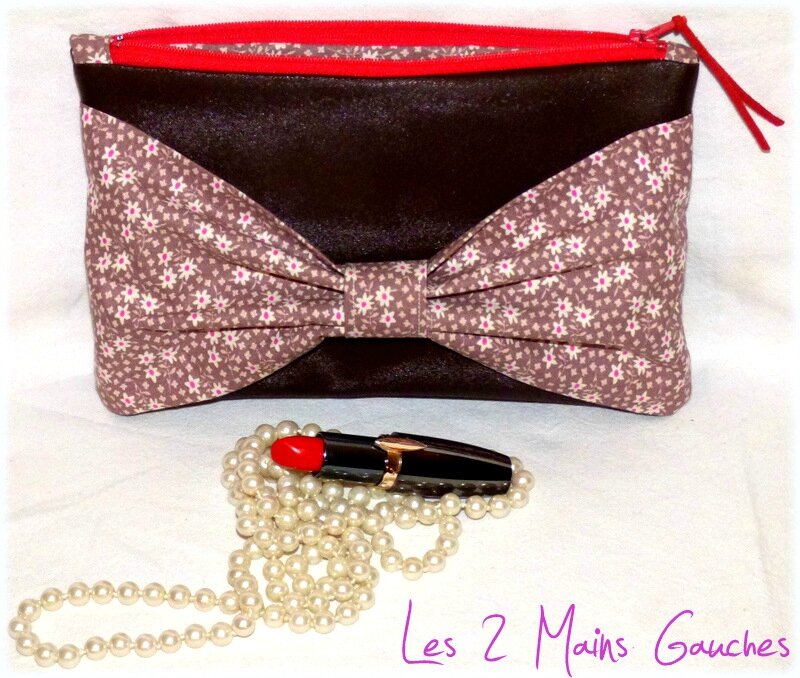 trousse en simili cuir poulain chocolat et gros noeud fleuri