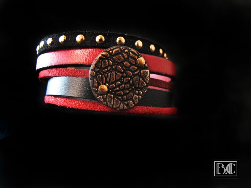 Bracelet manchette cuir noir rouge medaillon bronze doré effet craquelé
