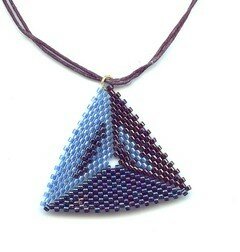 collier_triangle_bleu_d_tail
