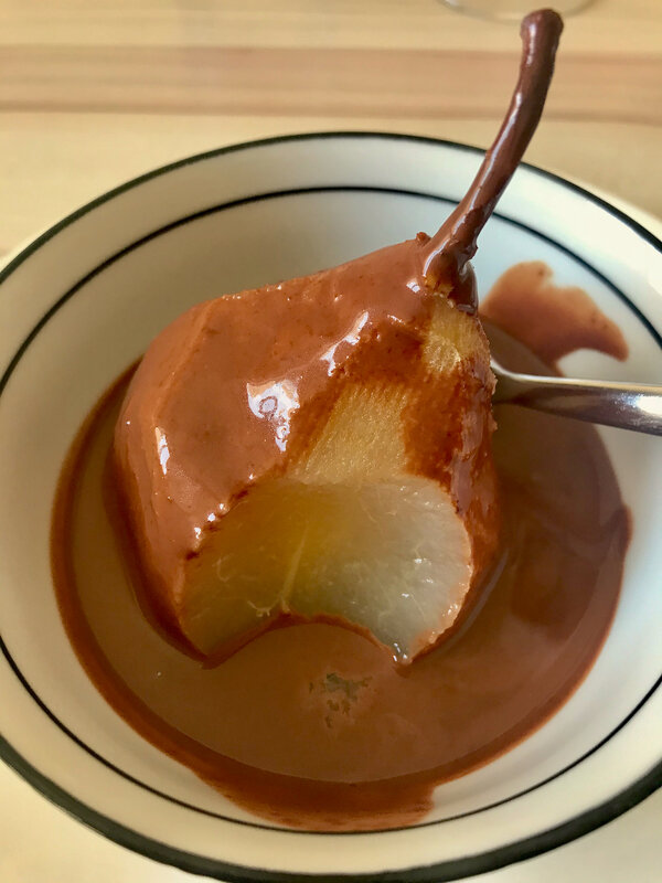 poires pochées, sauce au chocolat