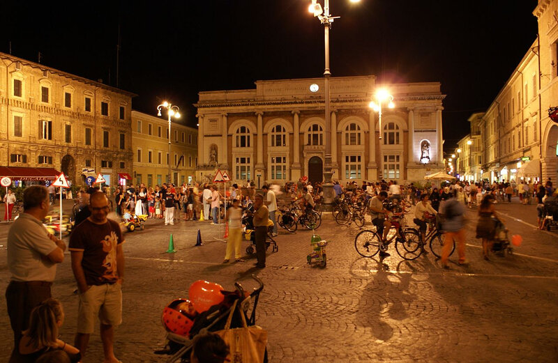 1280px-Piazza_del_Popolo,_Pesaro,_Italy