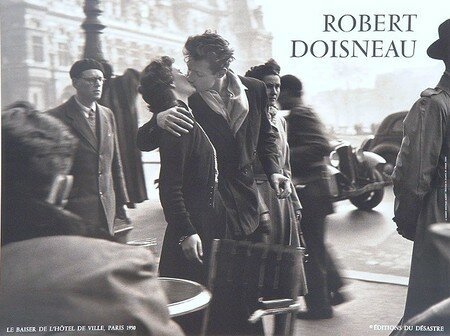 Robert_Doisneau_Le_Baiser_de_Hotel_de_Ville_Paris_1950
