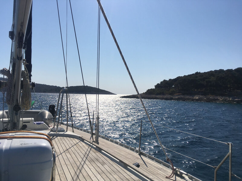 La passe entre Smokvica Vela à droite, et la pointe Rt Movar, 20 mars 2020