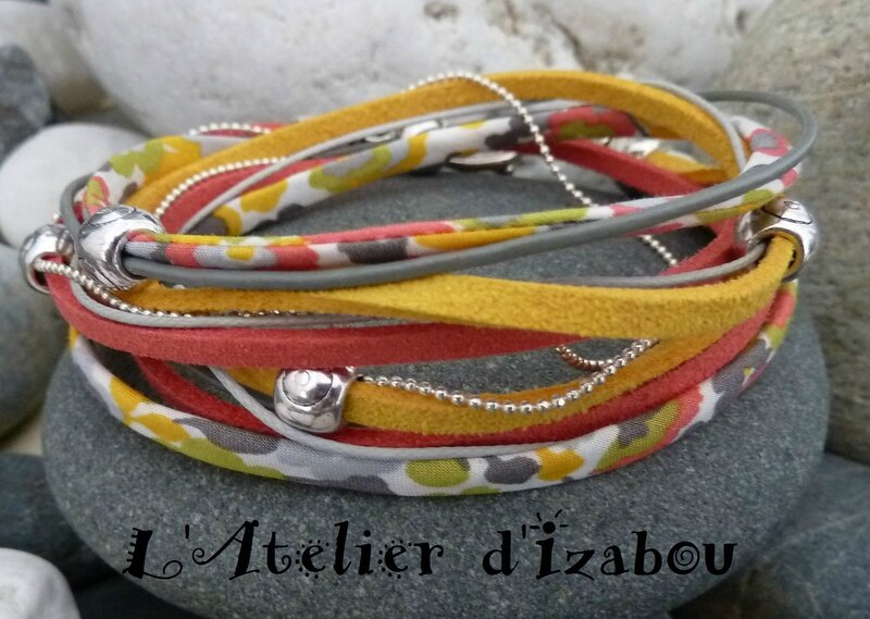 P1140285 Bracelet manchette femme liberty à fleurs et daim rouge, jaune, cuir gris, coton ciré gri, chaine boule et perles métal