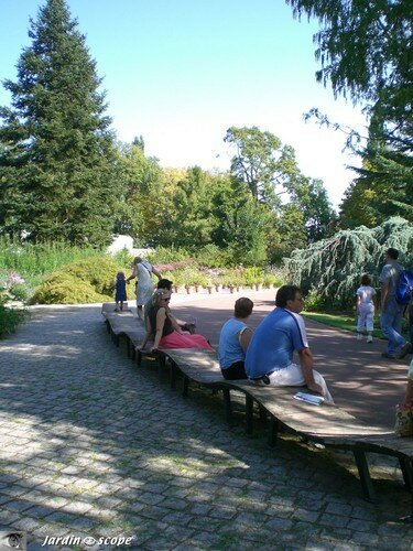 Banc ondulé au parc floral de la Source à Orléans