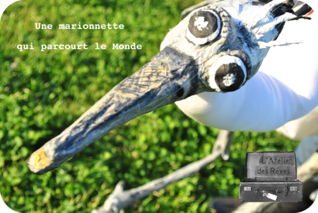 Une marionnette qui parcourt le Monde(petite)