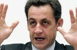 Nicolas_Sarkozy_imite_un__cureuil_en_col_re
