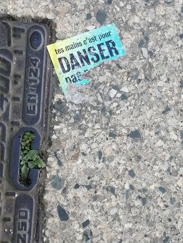 Rue affiche mains danser 040422