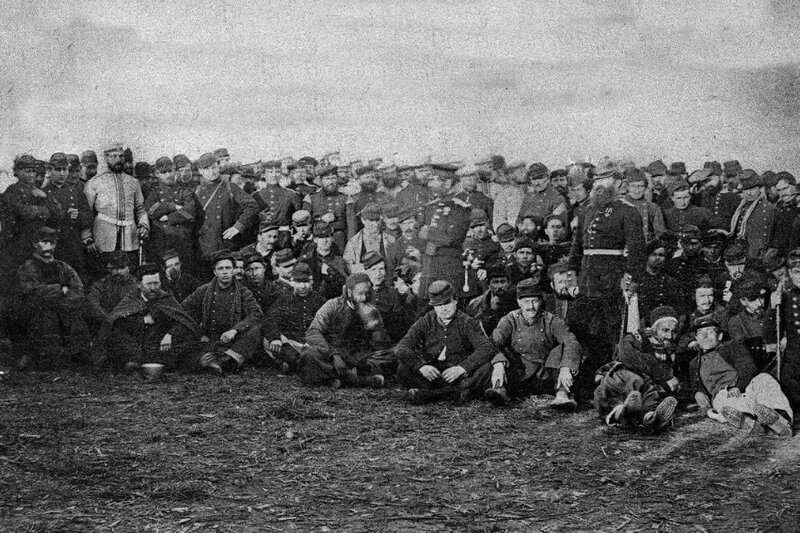 Frédéric guillaume de Prusse avec un groupe de prisonniers français (la guerre en images)