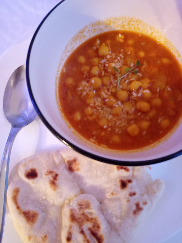 curry de pois chiches et naans cécilia en cuisine