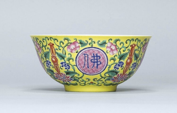 A yellow-ground famille rose 'medallion' bowl, Daoguang six-character seal mark in underglaze blue and of the period (1821-1850)