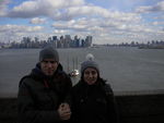 au_pieds_de_miss_liberty__derri_re_nous_Manhattan