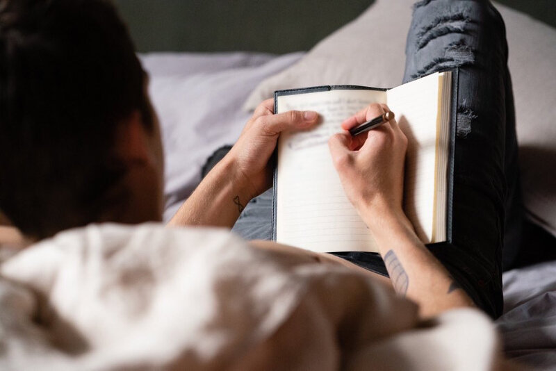 Hardin écrit sur son journal