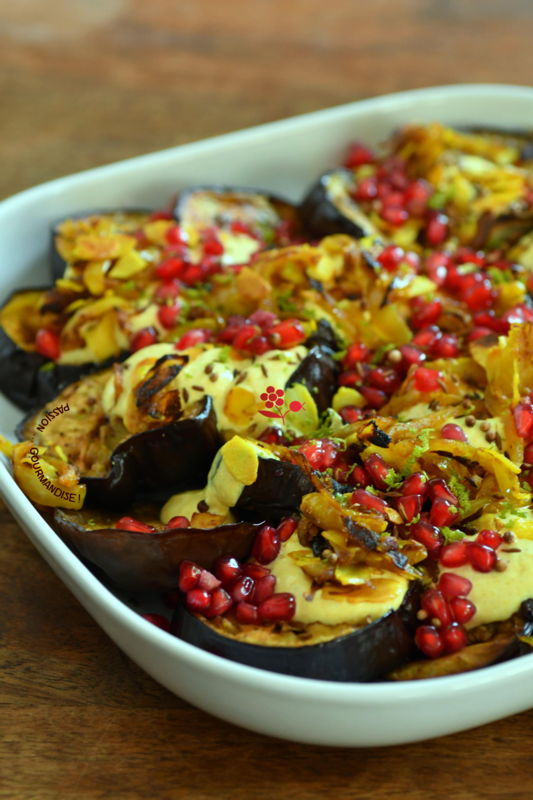 Aubergines rôties, sauce yaourt au curry, oignons frits, amandes & arilles_4
