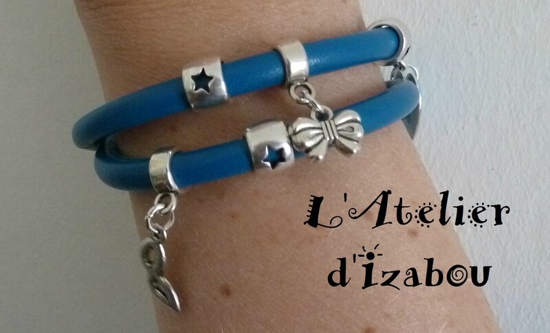 P1130356 bracelet double tour cuir bleu turquoise, perles étoile, breloque masque, breloque noeud, breloque coeur bleu émaillé, breloque étoile, fermoir aimanté