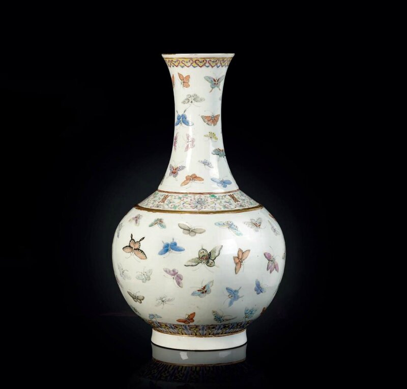 Vase « Papillons » en porcelaine de la famille rose, Chine, Dynastie Qing, Marque a six caractères en rouge de fer et époque Guangxu (1875-1908)