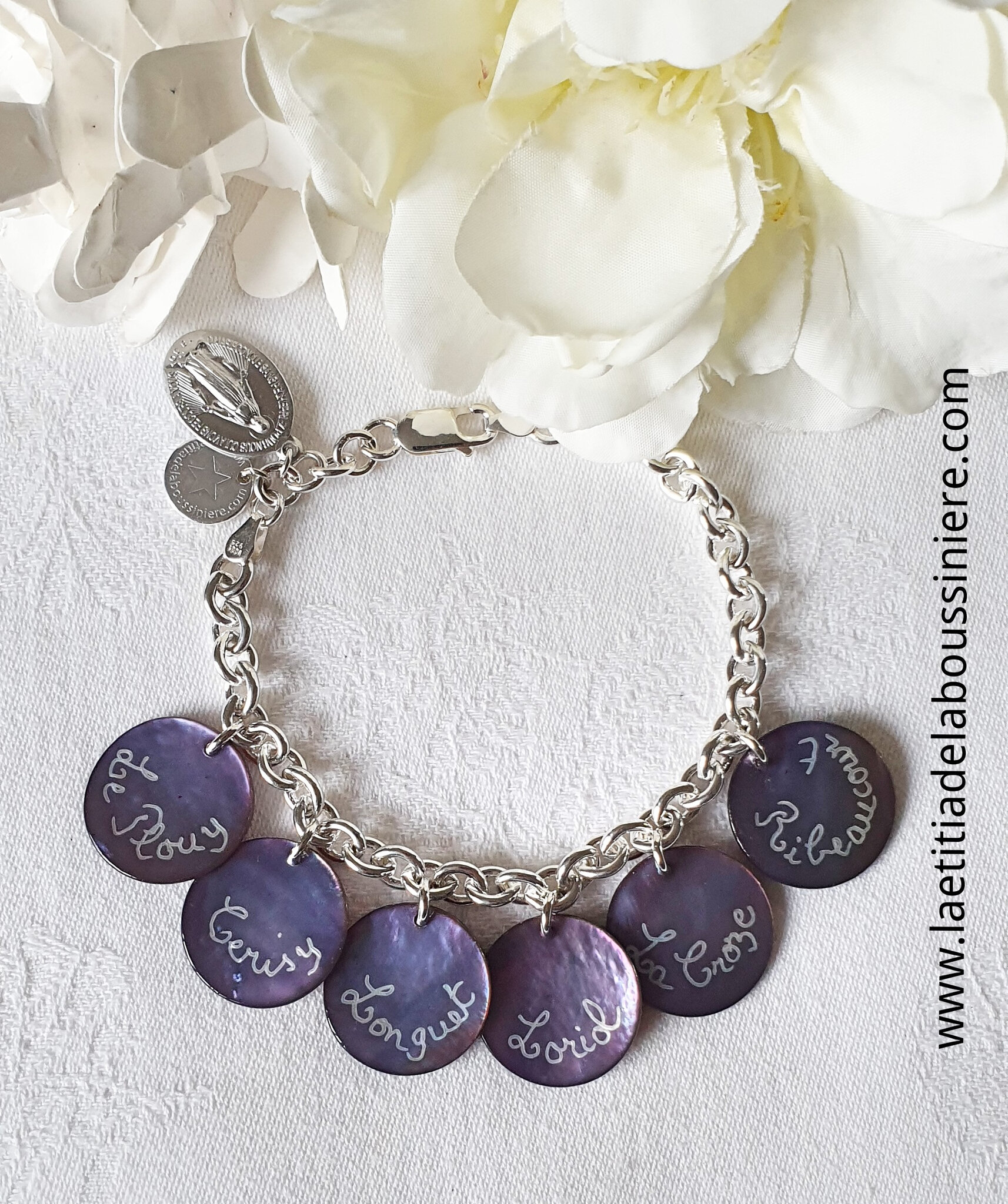 Bracelet personnalisé sur chaîne argent massif maille ovale composé de 6 médailles en nacre gravées