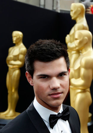 Taylor_Lautner_walks_the_Oscar_red_carpet_gallery_primary3