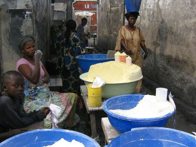 Farine de manioc, farine de maïs.