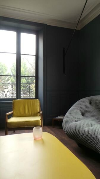 cote-salon-la-table-et-le-fauteui-jaunes_5189359