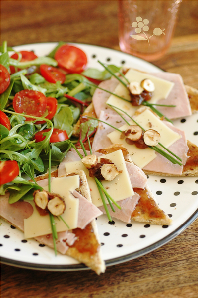 Tartines figue, jambon blanc, emmental, ciboulette, noisette