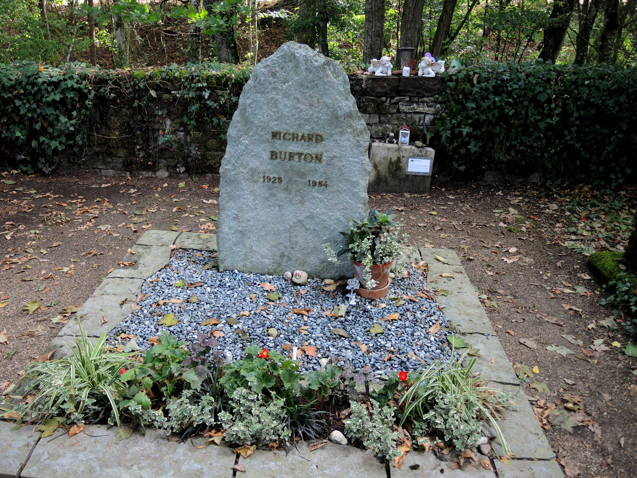 Céligny, le vieux cimetière, tombe Richard Burton (Suisse)