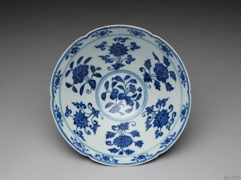 Hibiscus-shaped bowl with flower and fruit decoration in underglaze blue, Ming dynasty, Xuande reign (1426-1435)