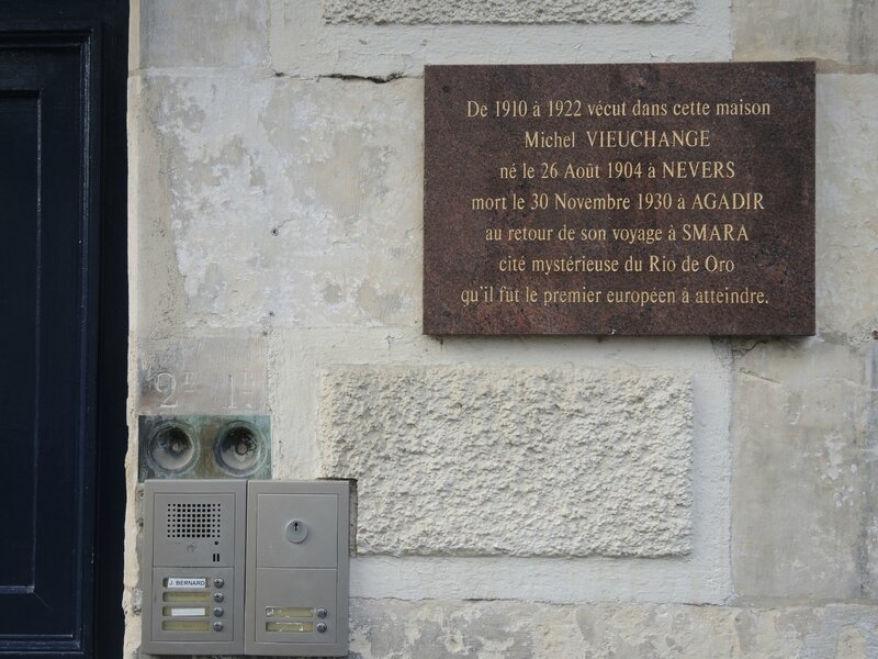 Nevers, place Saint-Laurent, plaque (58)